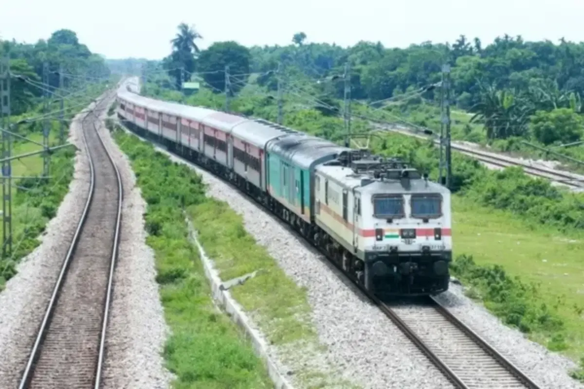 Several Trains Cancelled, Regulated After Rajdhani Express Derails in ...