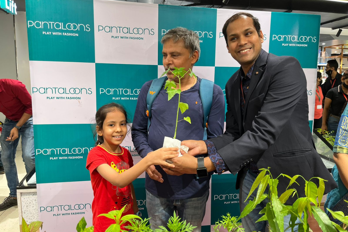 Guwahati Pantaloons Distributes Free Plants To Shoppers