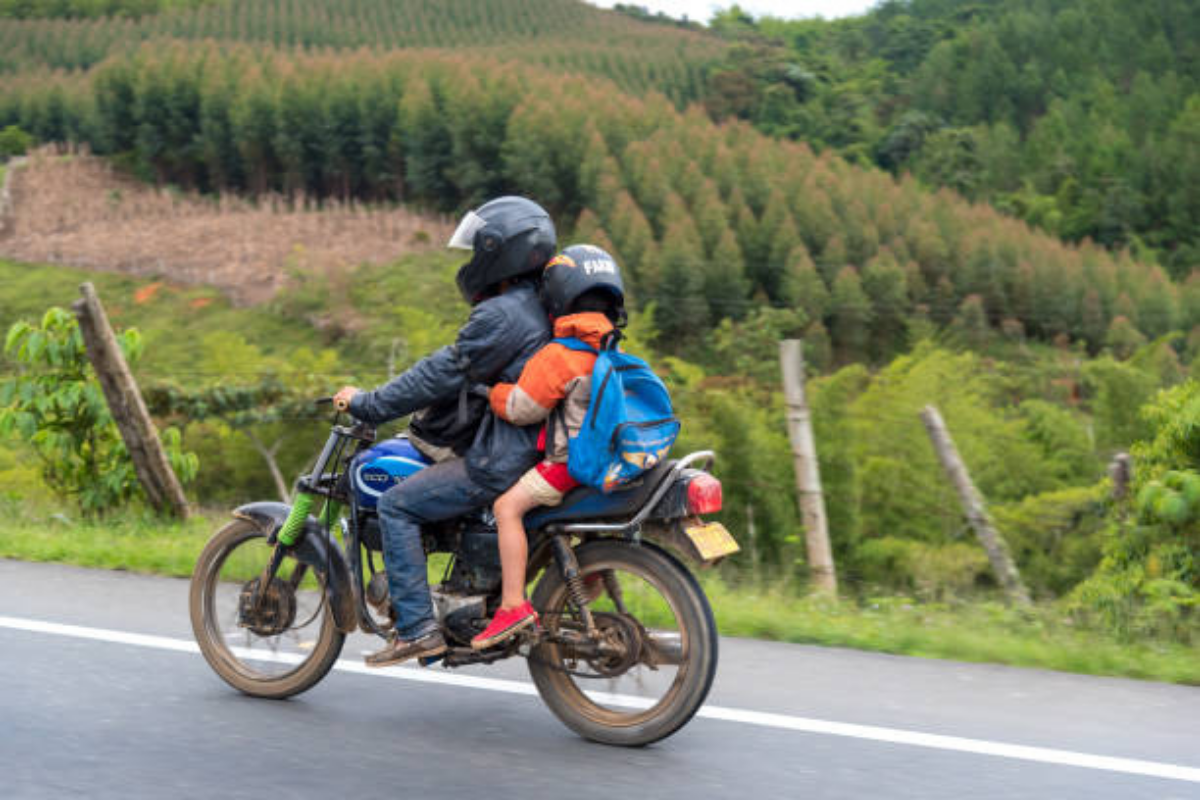 Con que edad se puede montar un niño en moto